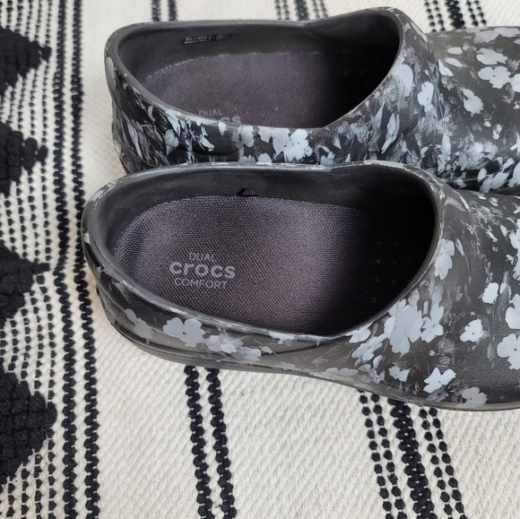Crocs Neria Pro Light Casual Clogs Blue  Floral Print, sz 8 - Picture 6 of 12